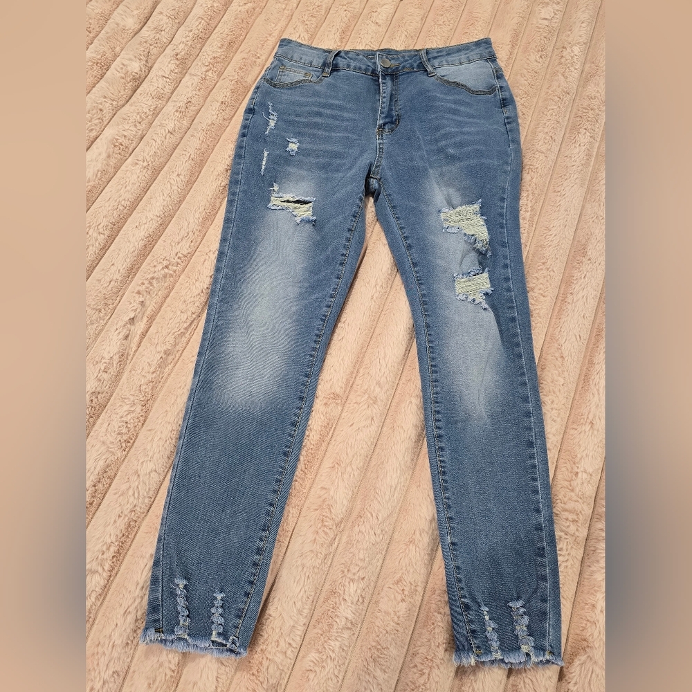 Light Wash Distressed Raw-Hem Ankle Jeans – Women’s Medium